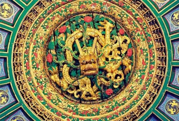 Chinese architecture with dragon 