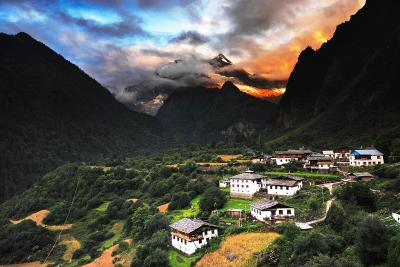 9-day Meili Snow Mountain & Yubeng Village Trek Tour