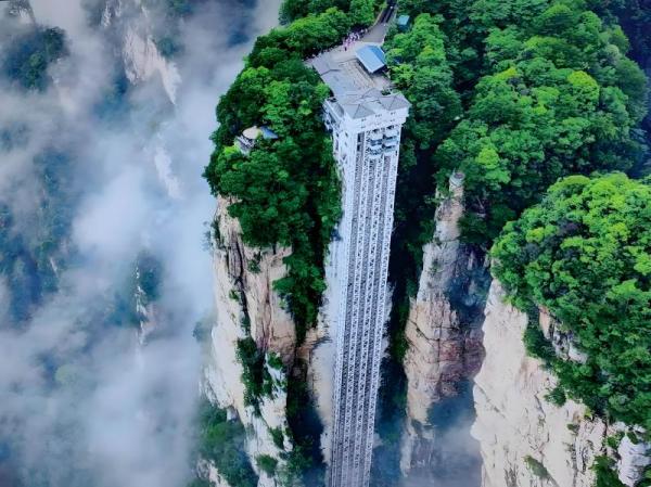 Take Zhangjiajie Bailong Elevator to view Avatar Mountains